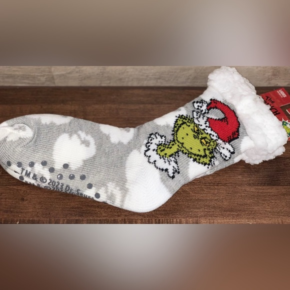The Grinch Reading Socks ladies size 5 - 10 - NEW - Picture 3 of 7